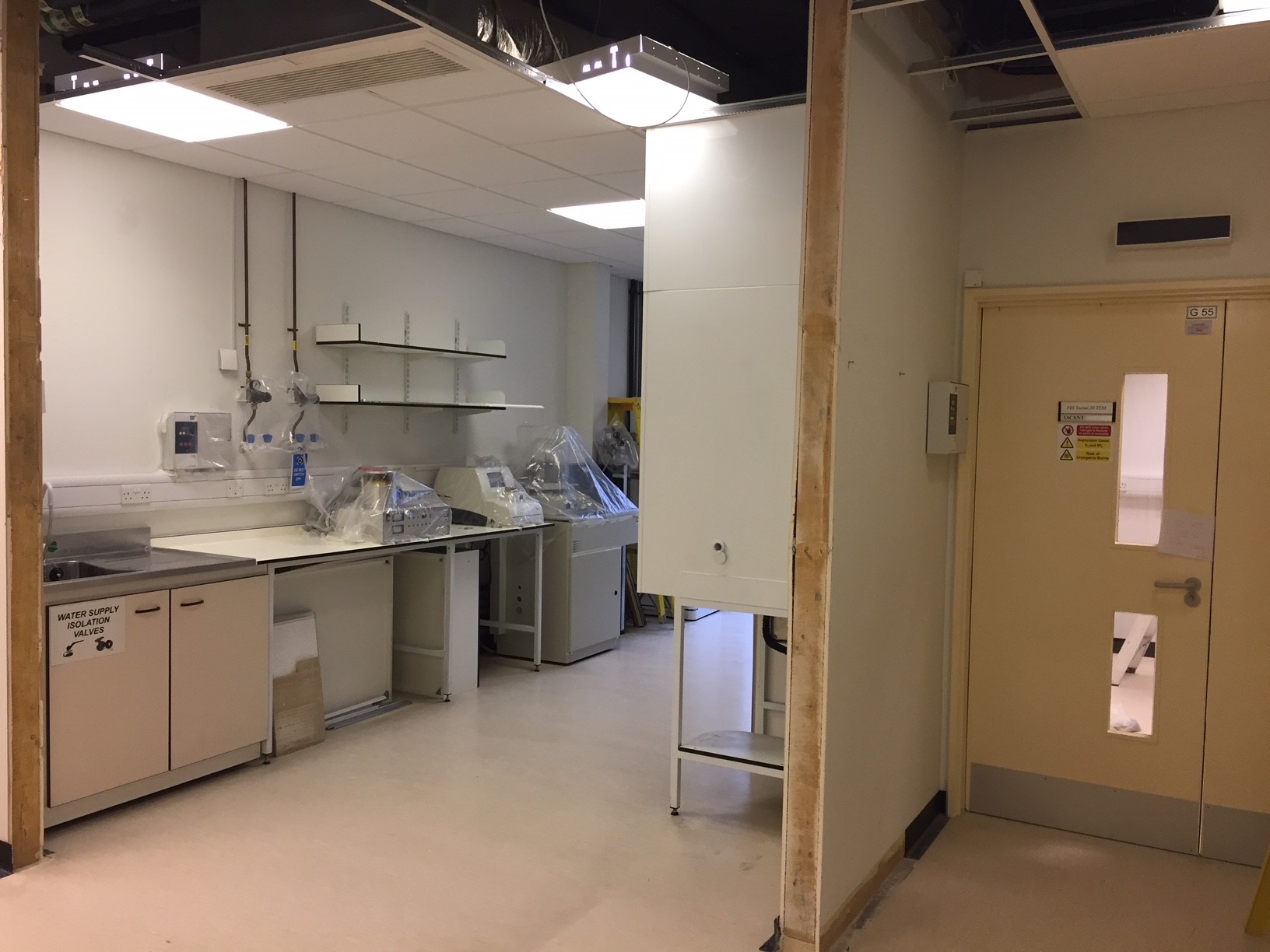 The lab, minus the corner wall, ready for delivery of the Cryo-EM
